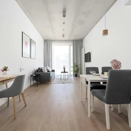 아파트 Piekarnia Modern With A Balcony And A Workspace By Renters
