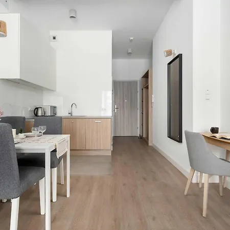 아파트 Piekarnia Modern With A Balcony And A Workspace By Renters *